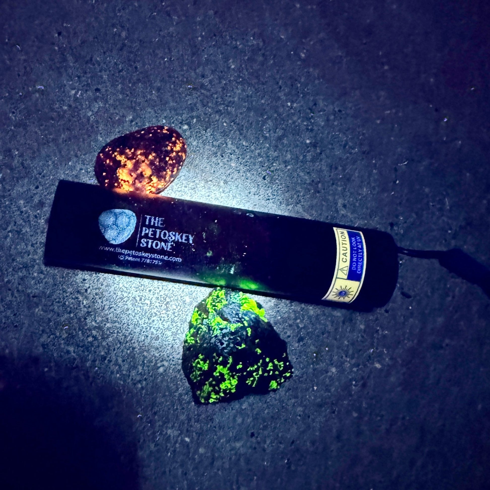Mini UV Light with Yooperlite & Willemite Fluorescent Minerals - The Petoskey Stone